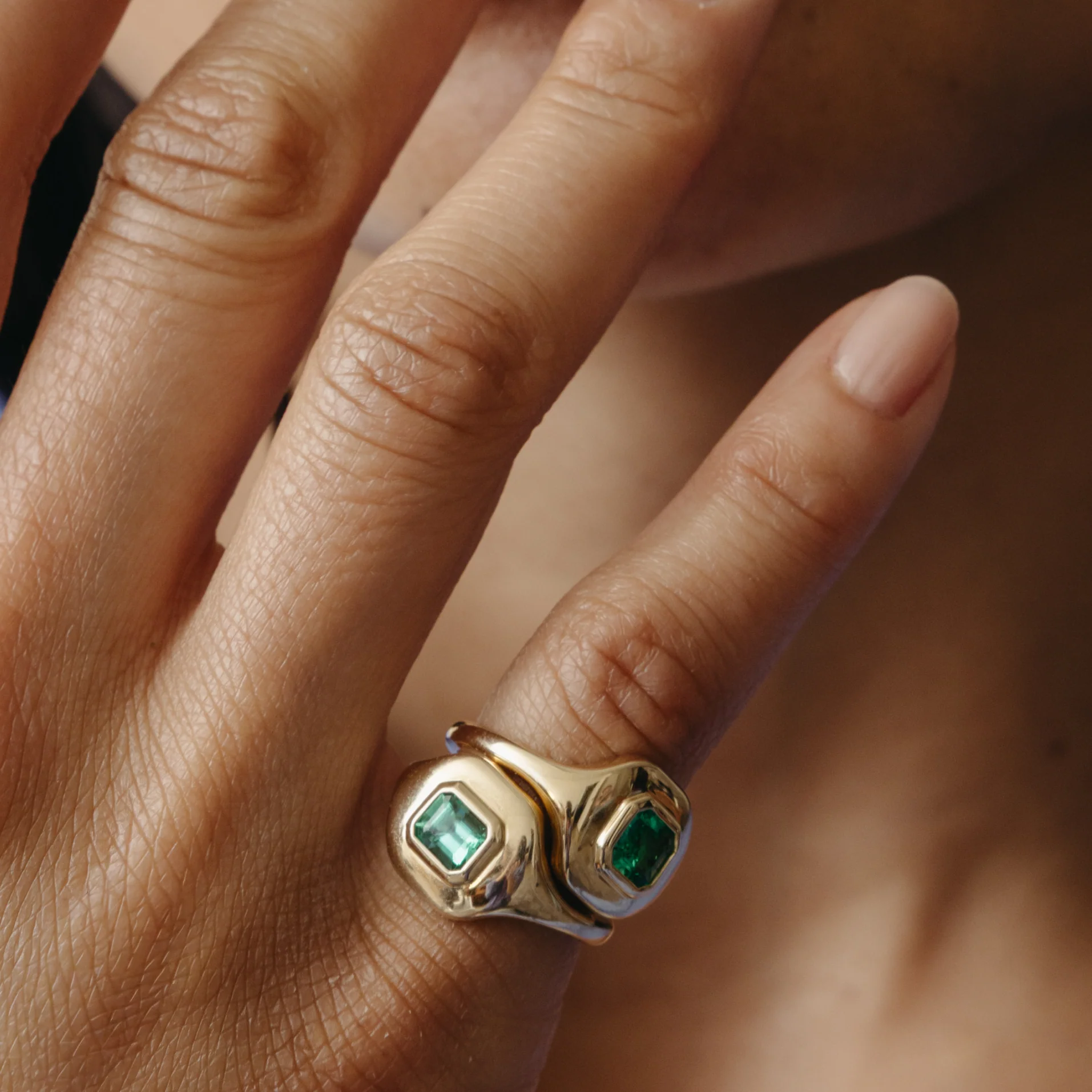 0.57ct Muzo Emerald Ripple Ring - Image 4
