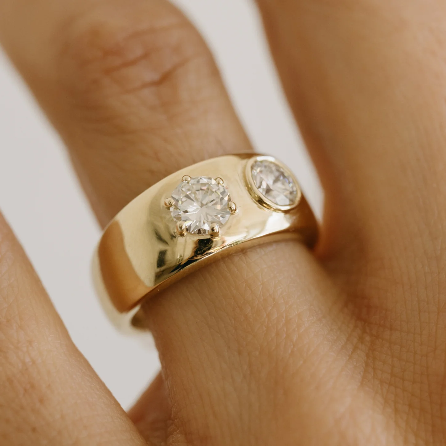 1.07tcw Round Diamond Barrett Ring - Image 3