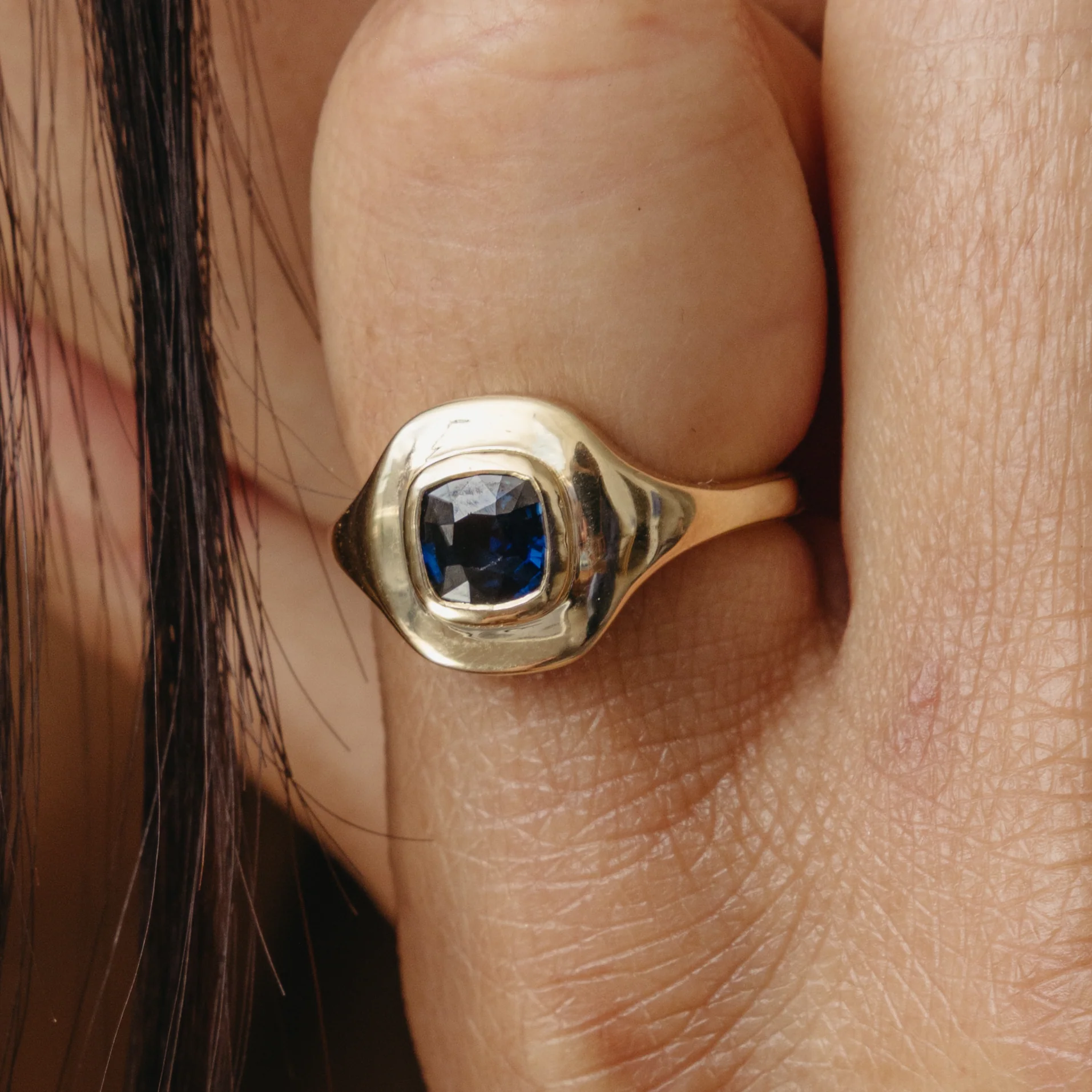 1.16 Sapphire Ripple Ring - Image 4