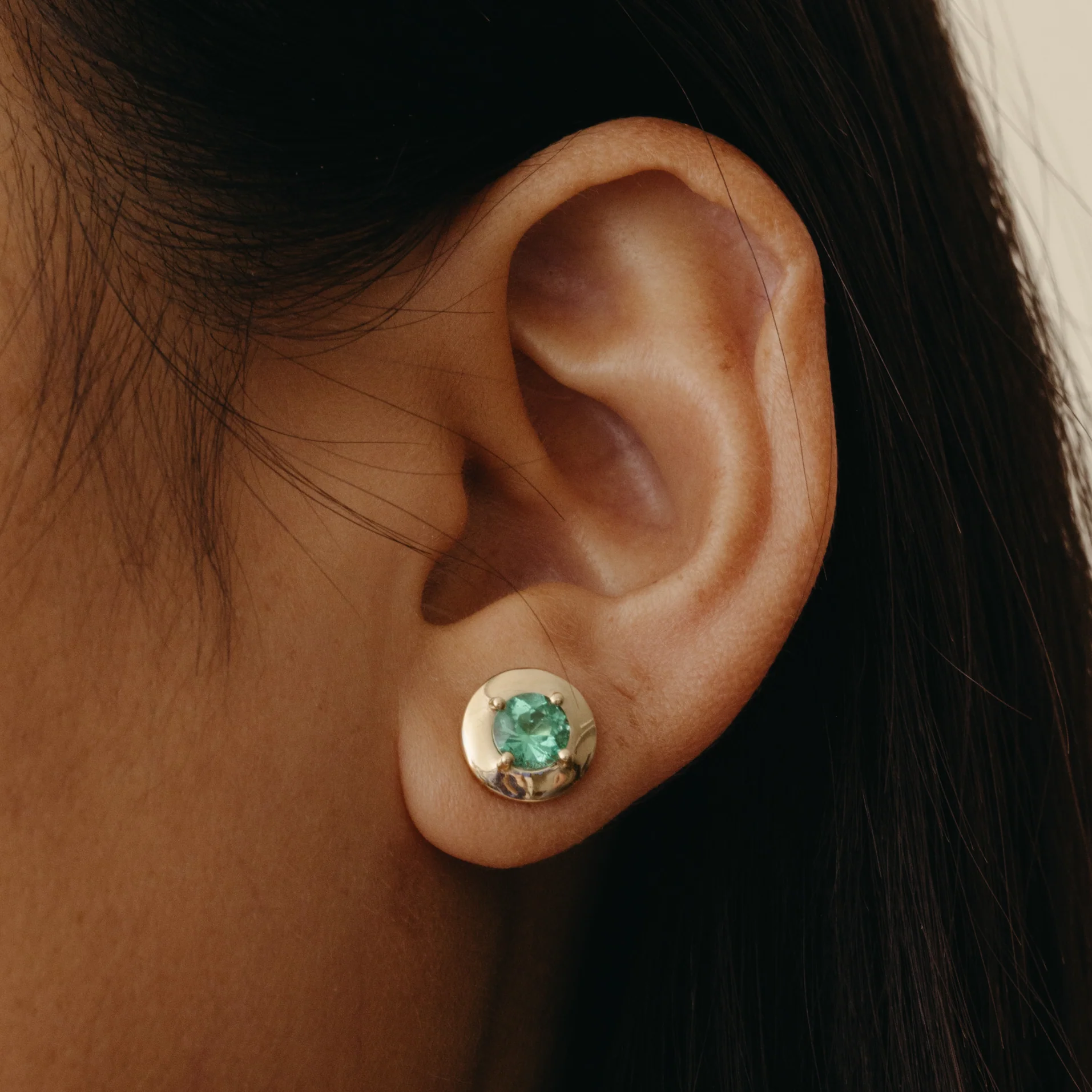 1.18tcw Emerald Ripple Prong Stud Earrings - Image 4