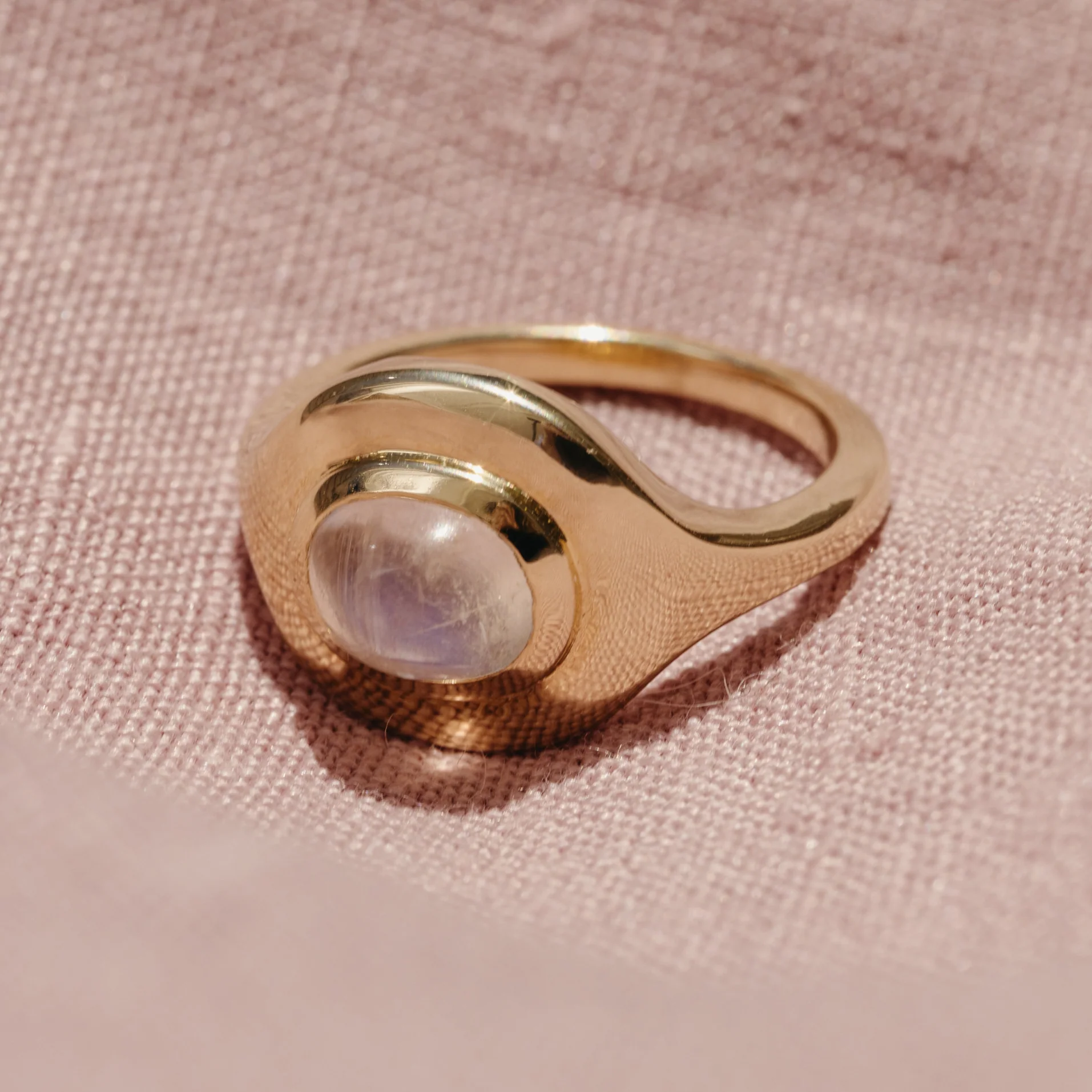 1.48ct Moonstone Oval Cabochon Ripple Ring - Image 4