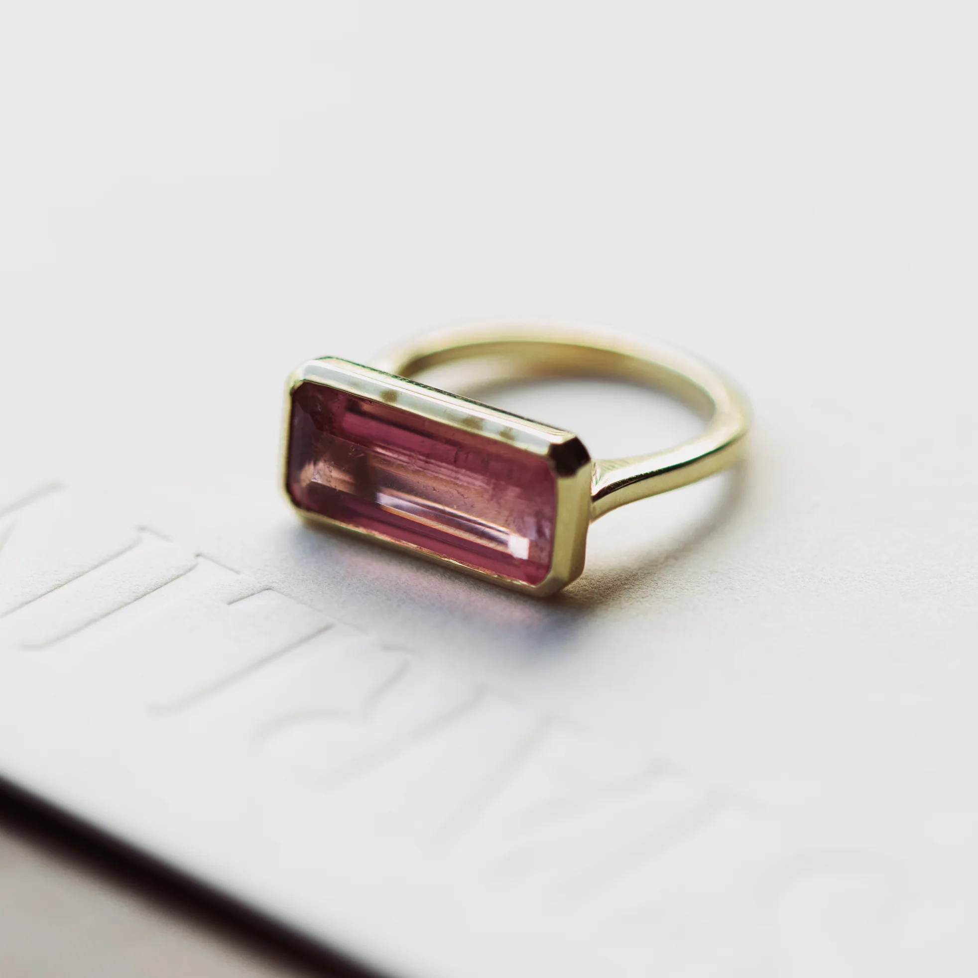 4.20ct Pink Tourmaline Elongated Bezel Ring - Image 3
