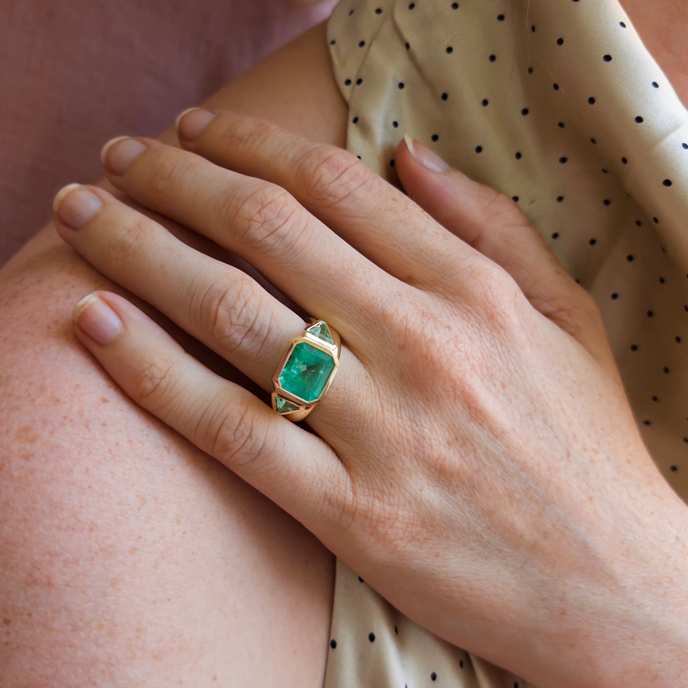 4.33tcw Emerald Three Stone Ring - Image 3