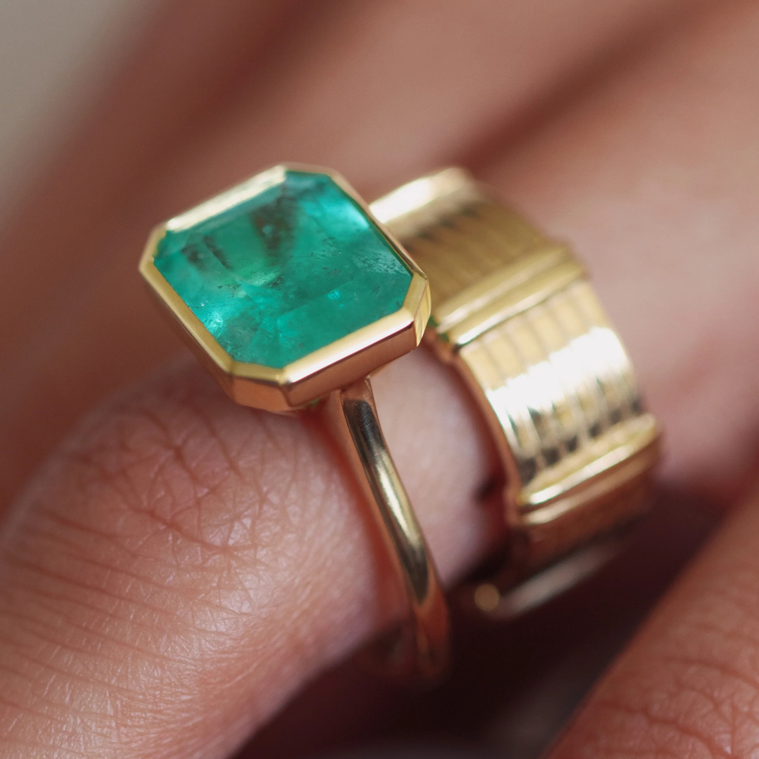 5.36ct Colombian Emerald Bezel Ring - Image 2