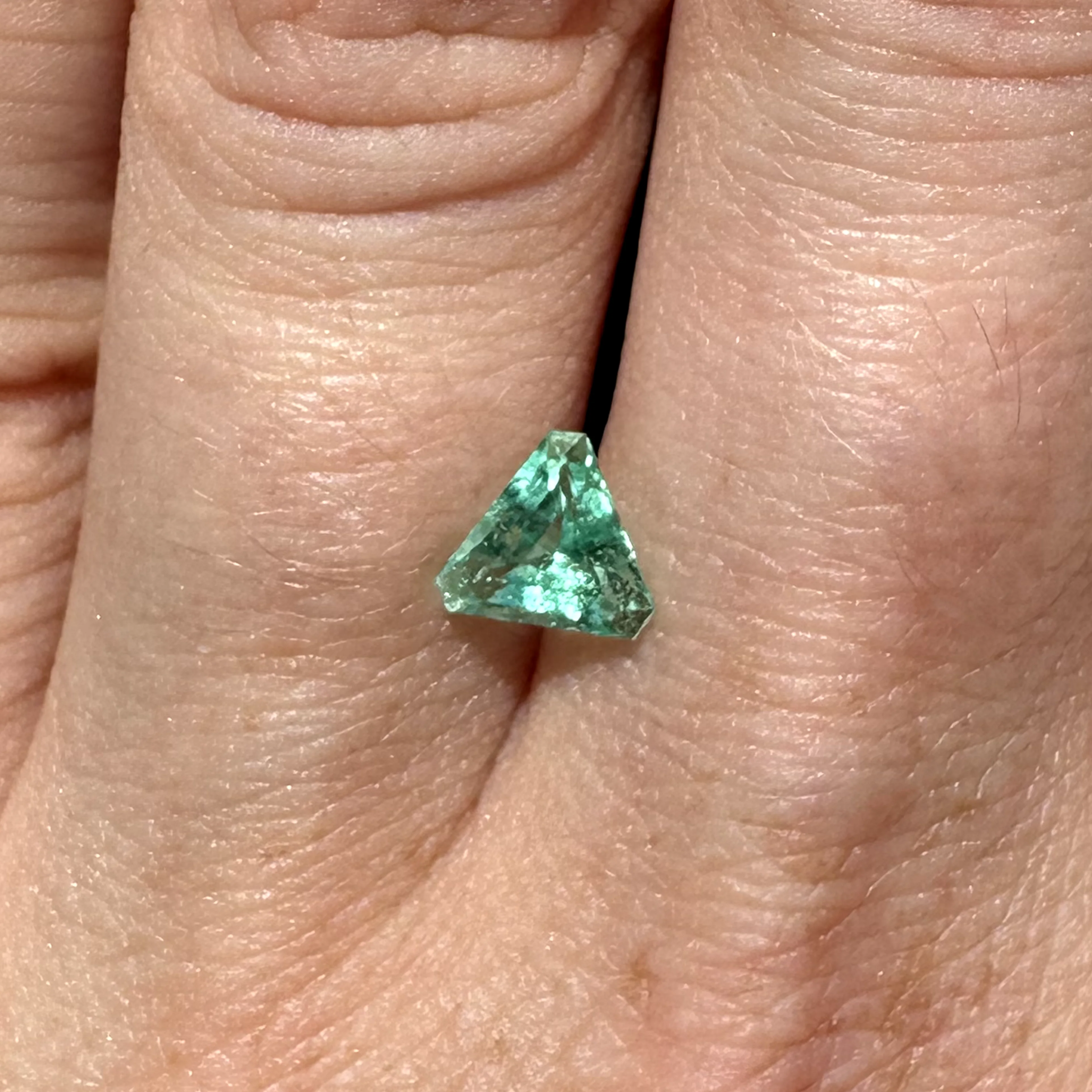 Bespoke 0.56ct Trilliant Muzo Emerald - Image 3