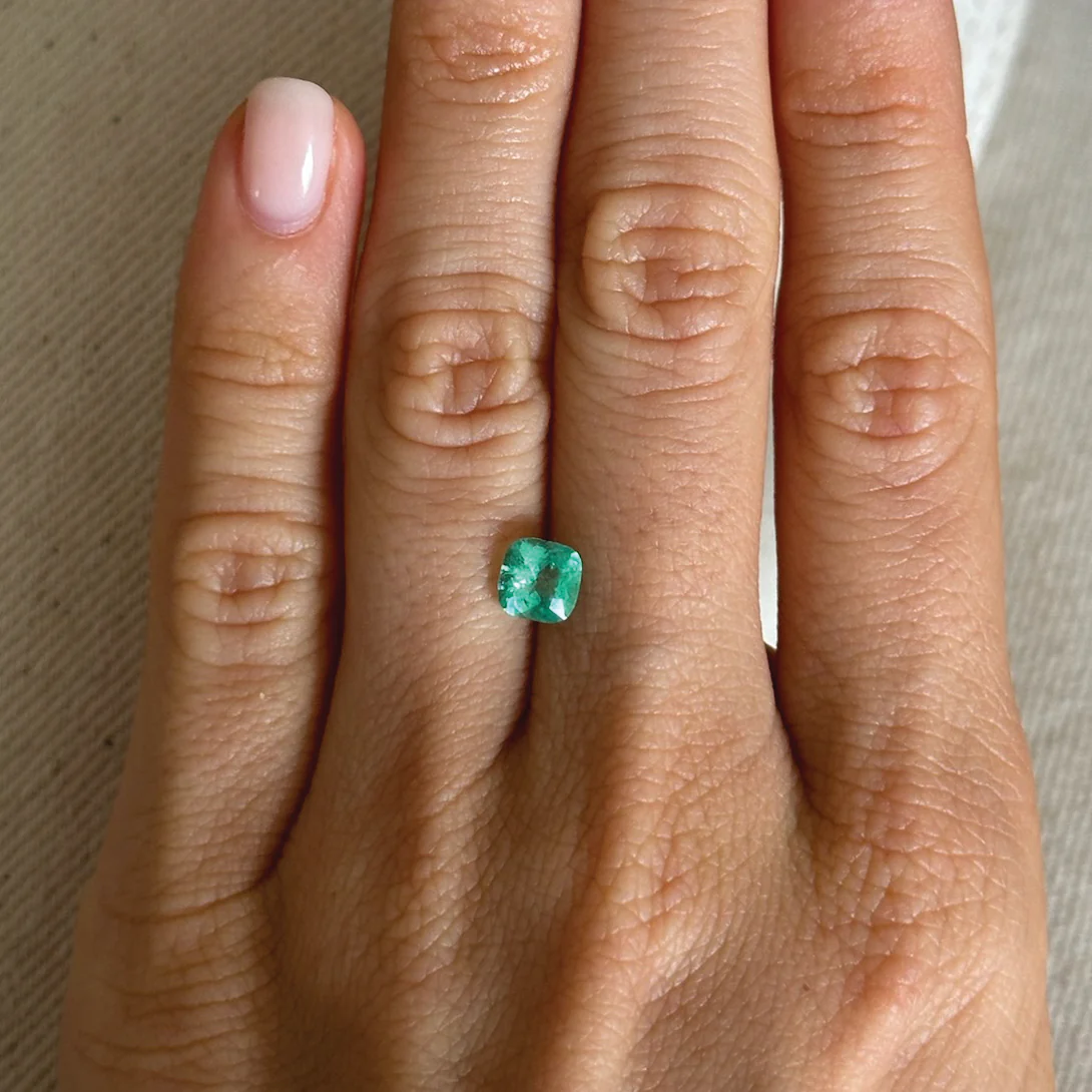 BESPOKE 0.71CT COLOMBIAN EMERALD - Image 2