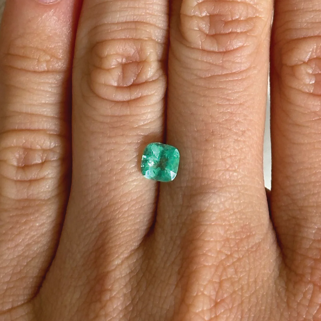 BESPOKE 0.71CT COLOMBIAN EMERALD - Image 3