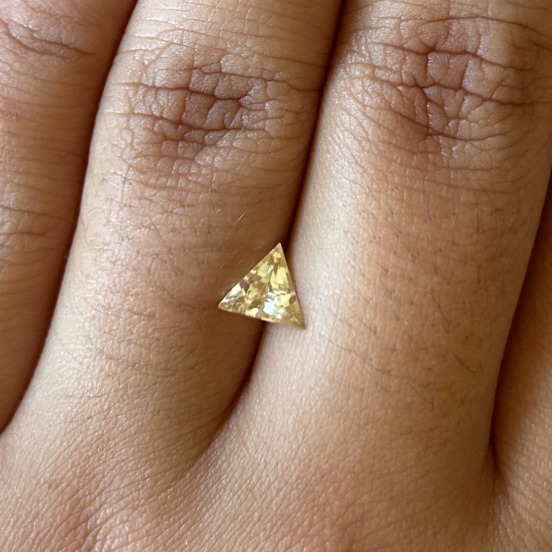 BESPOKE 0.91CT TRILLIANT YELLOW SAPPHIRE - Image 2