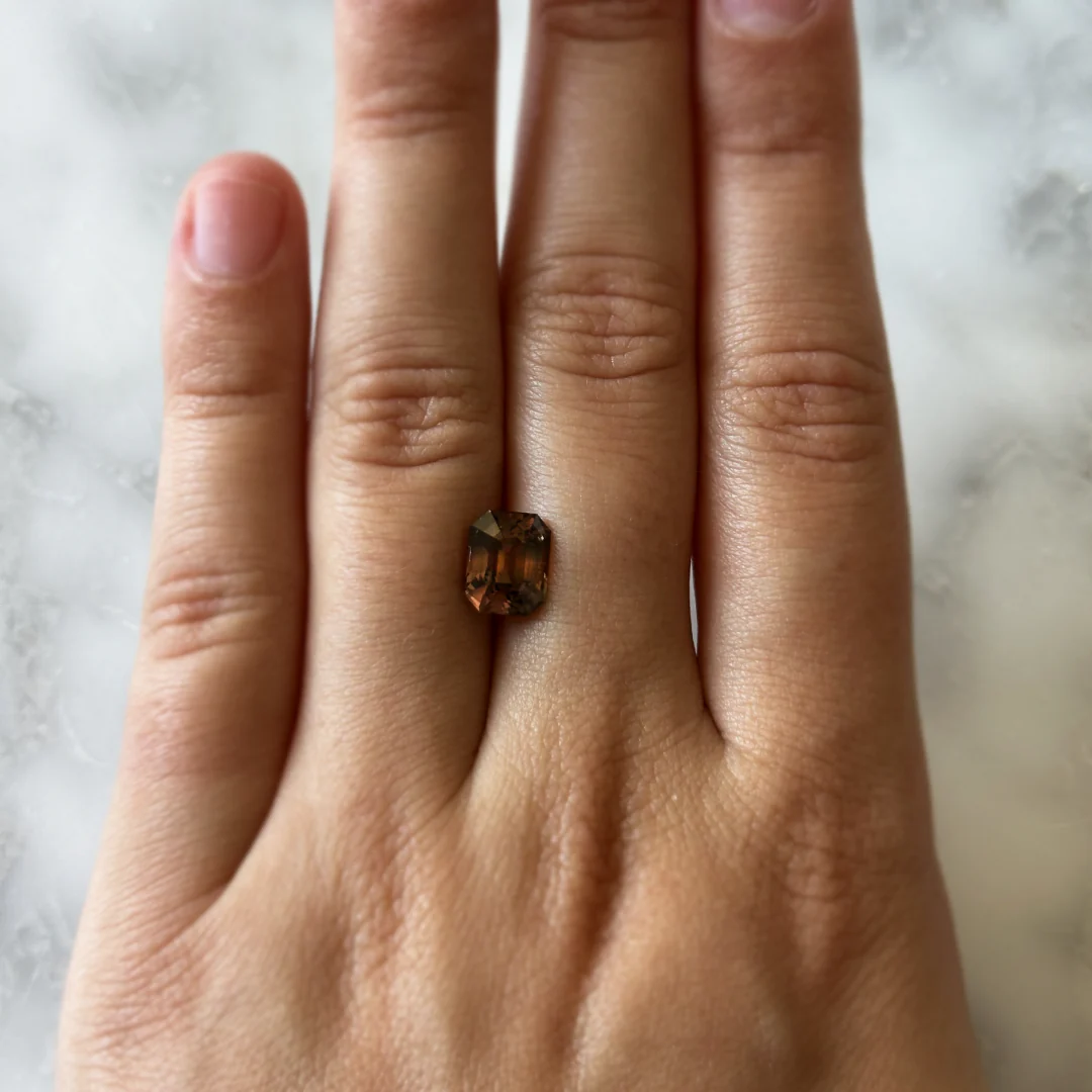 BESPOKE 3.19CT BROWN-PINK COLOR CHANGE SAPPHIRE - Image 5