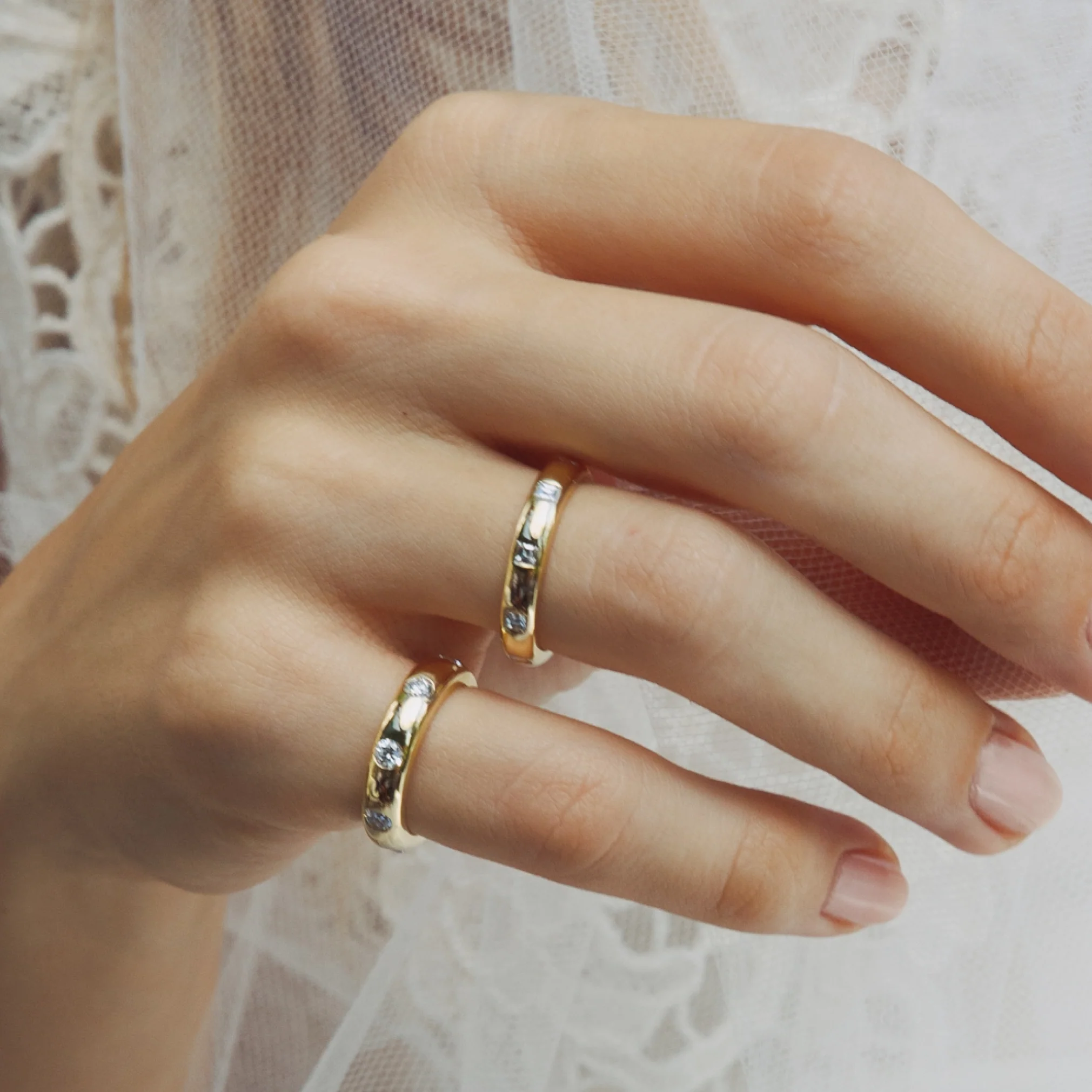 Carre Diamond Flush Set Round Band - Image 2