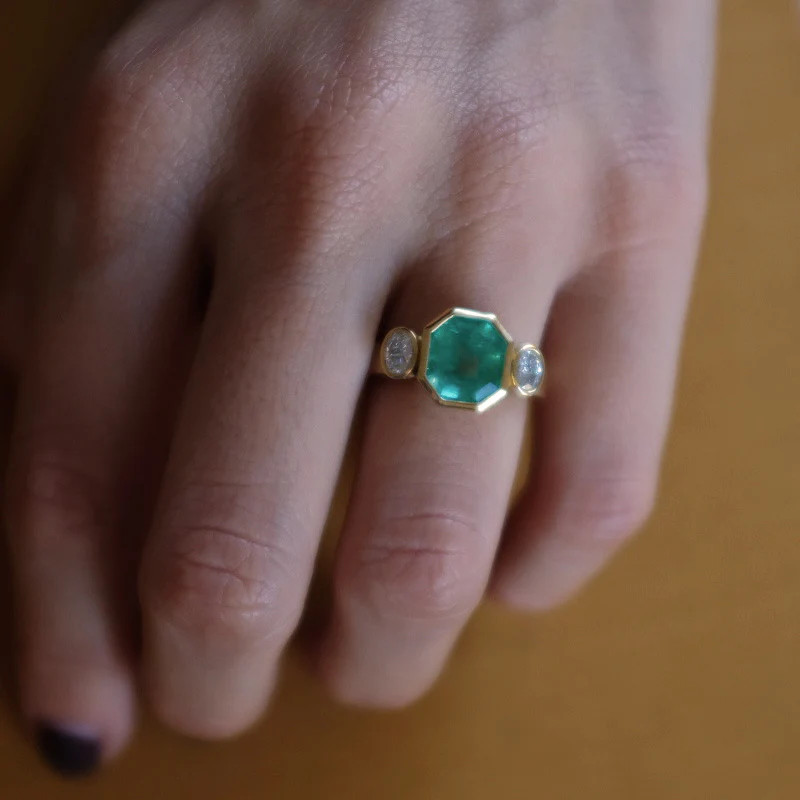 EMERALD & DIAMOND FLOATING RING - Image 2