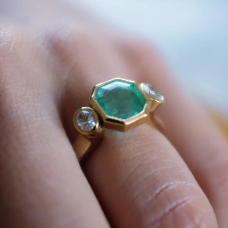 EMERALD & DIAMOND FLOATING RING - Image 4