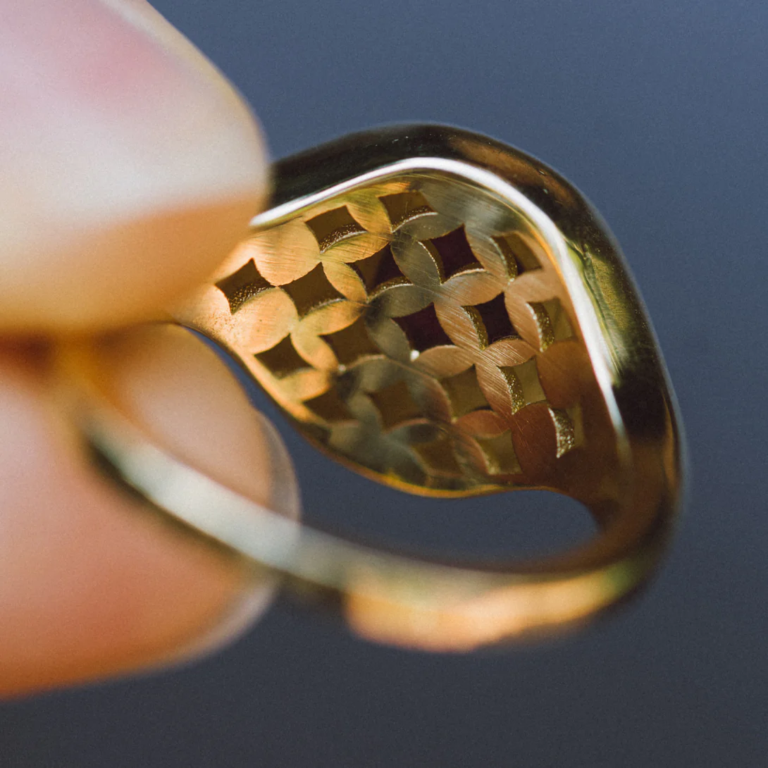 EMERALD RIPPLE SIGNET RING - Image 4