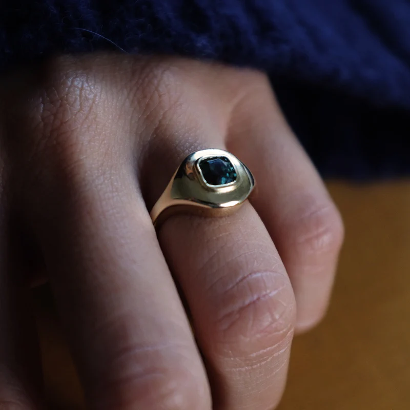GREEN SAPPHIRE RIPPLE SIGNET RING - Image 3