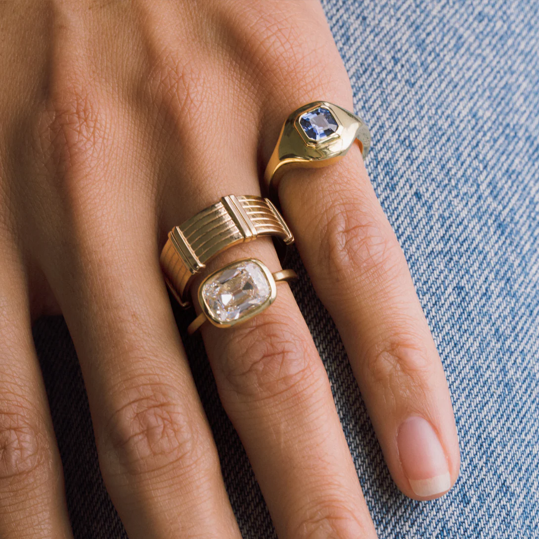 SAPPHIRE RIPPLE SIGNET RING - Image 4