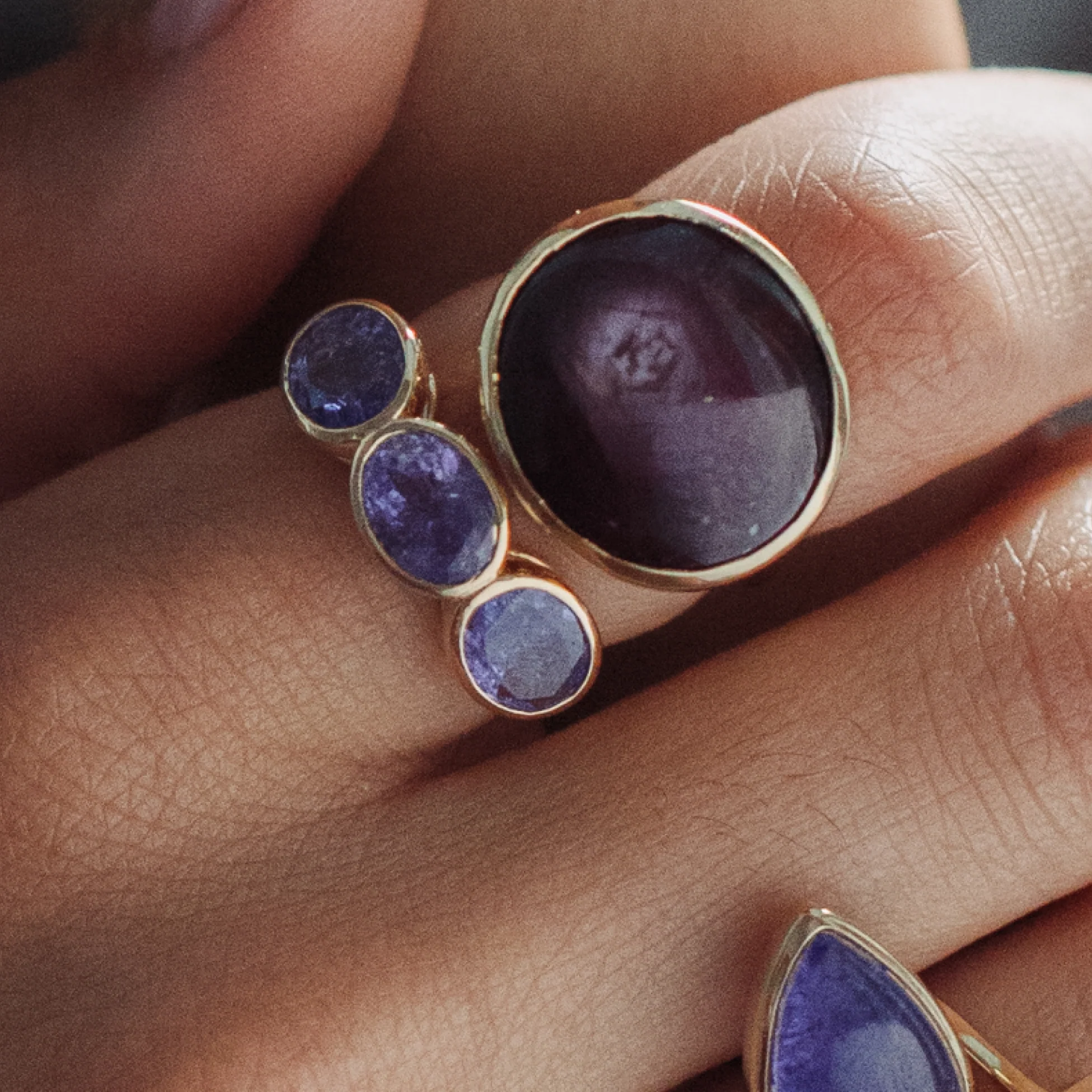 Tanzanite Three Stone Oval Bezel Ring - Image 2
