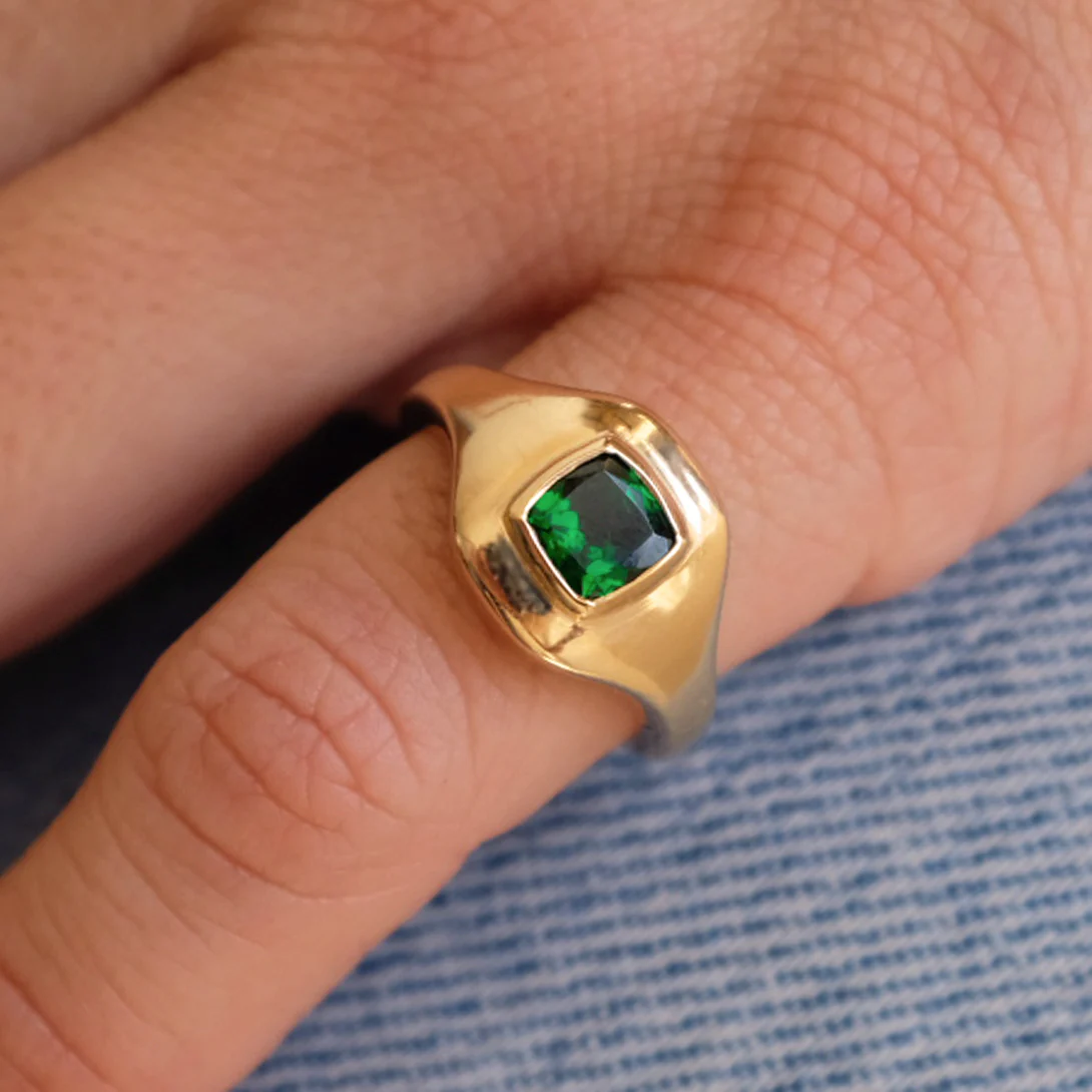 TSAVORITE RIPPLE SIGNET RING - Image 4