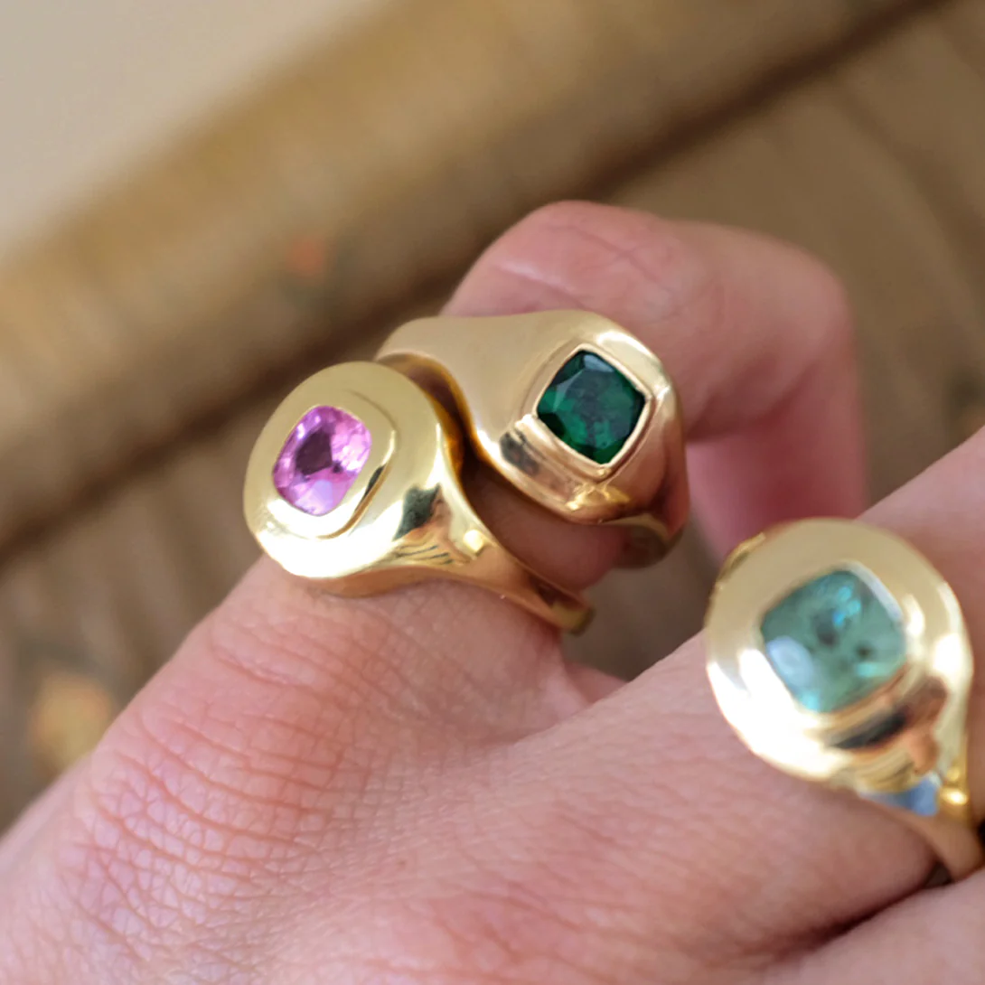 TSAVORITE RIPPLE SIGNET RING - Image 5